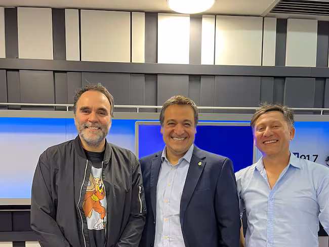 Acuerdo Radio ADN con RedGT (foto de Álvaro Ossa con Leo Meyer)